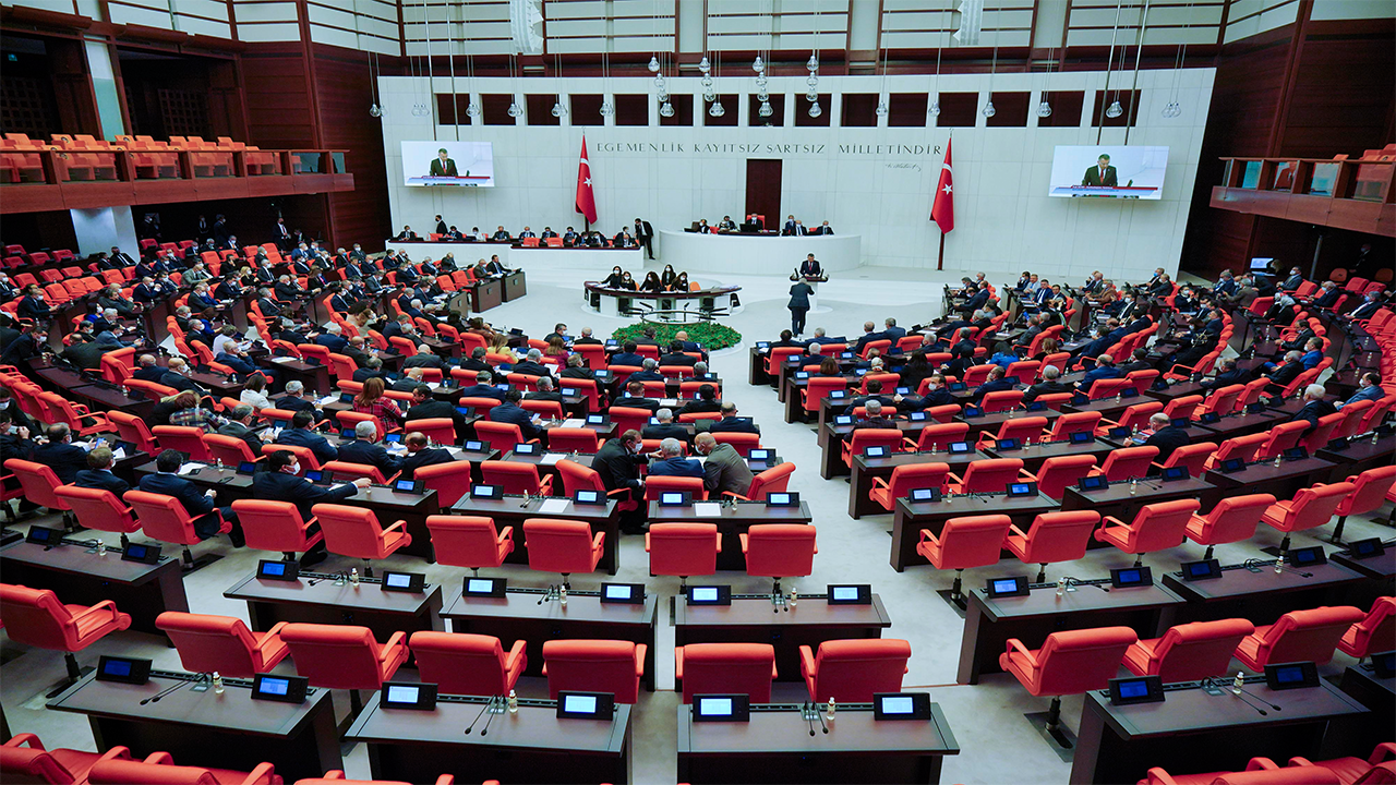 Cumhurbaşkanı Erdoğan'ın maaş düzenlemesi, önergeden çıkarıldı