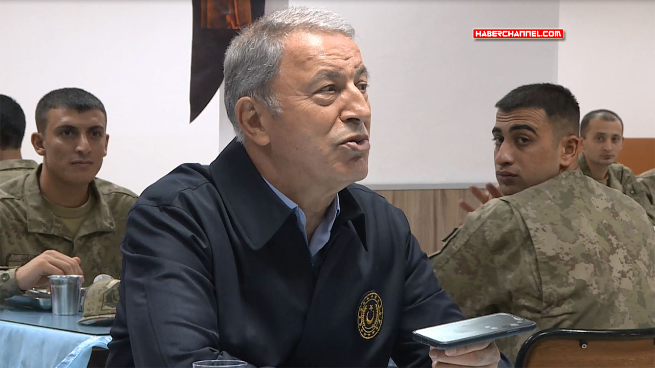 Savunma Bakanı Akar, Dağlıca'da Mehmetçik ile bayramlaştı