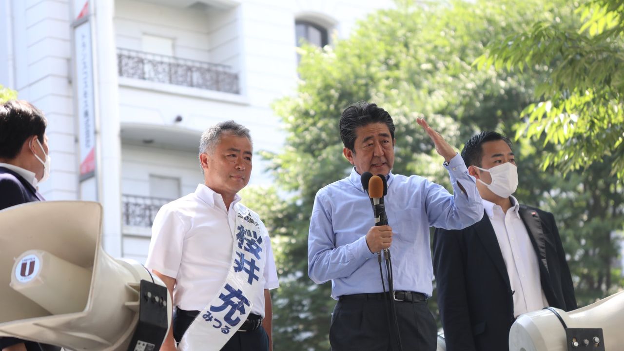 Japonya eski Başbakanı Shinzo Abe silahlı saldırıya uğradı...