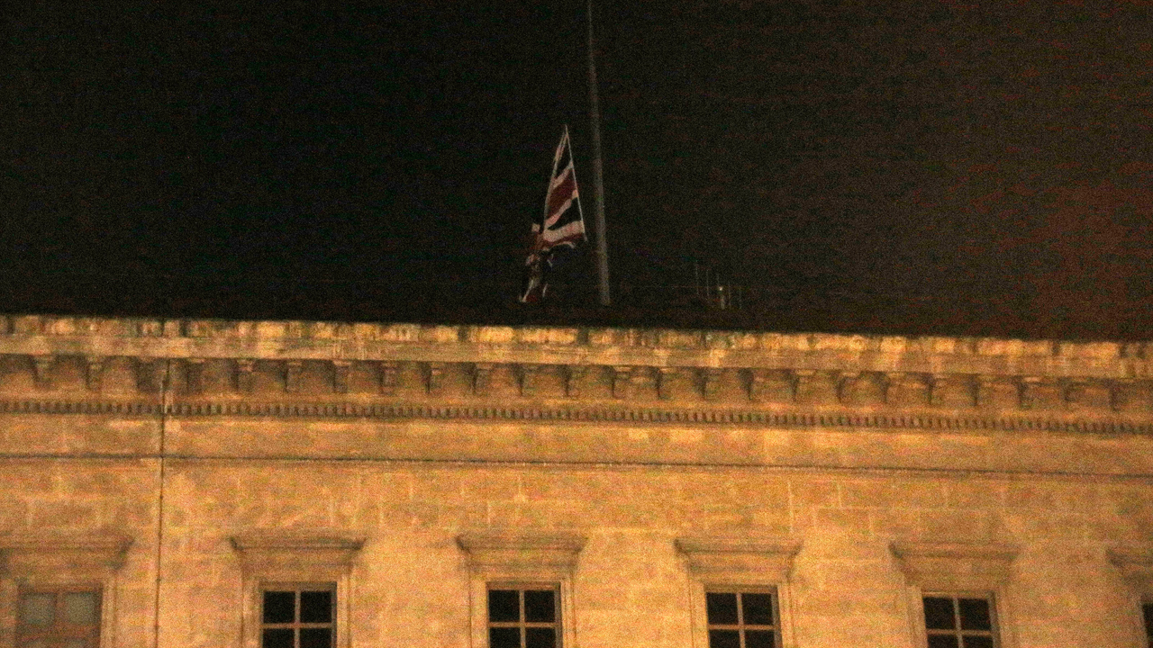 İngiltere İstanbul Başkonsolosluğunda bayrak yarıya indi...