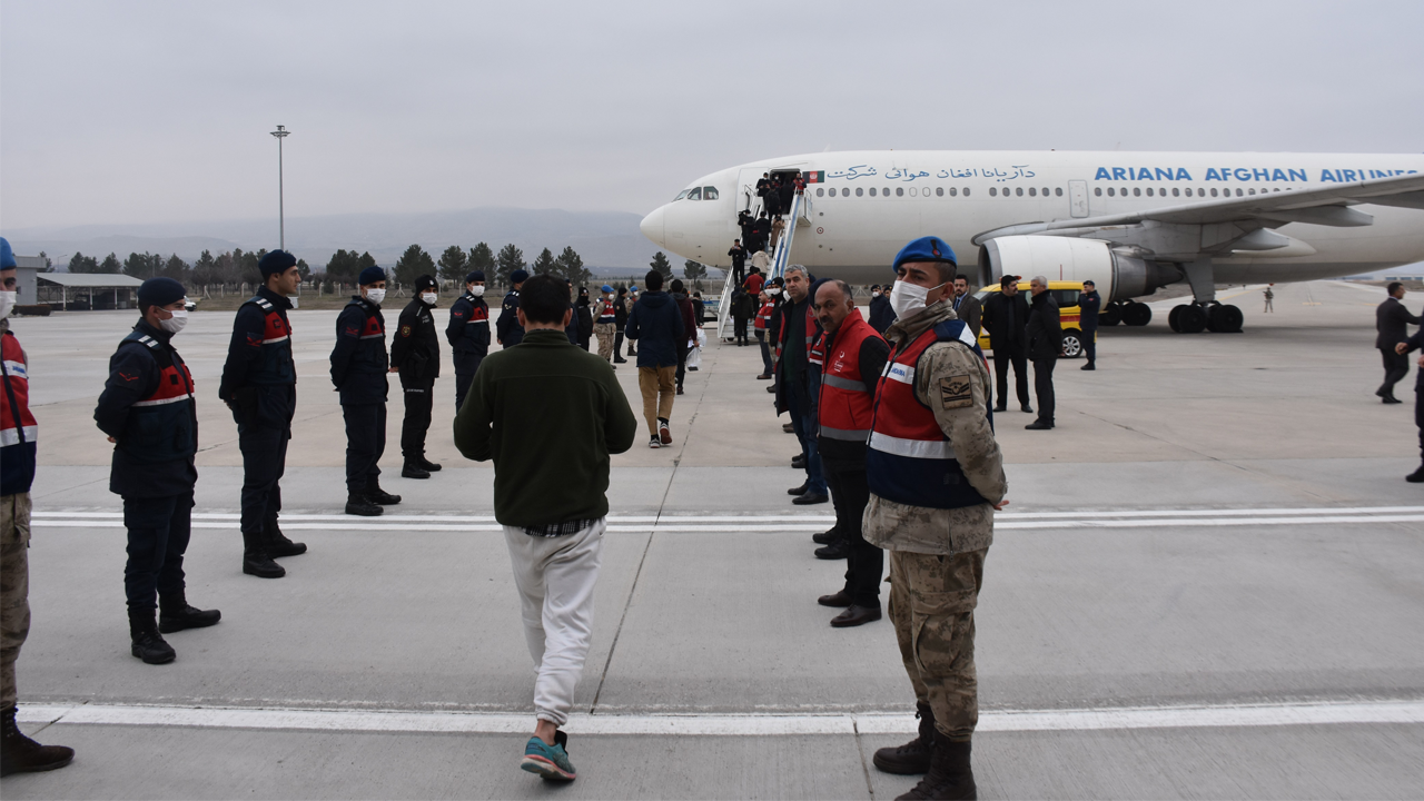Afganistan uyruklu 227 kaçak göçmen uçakla ülkelerine gönderildi...