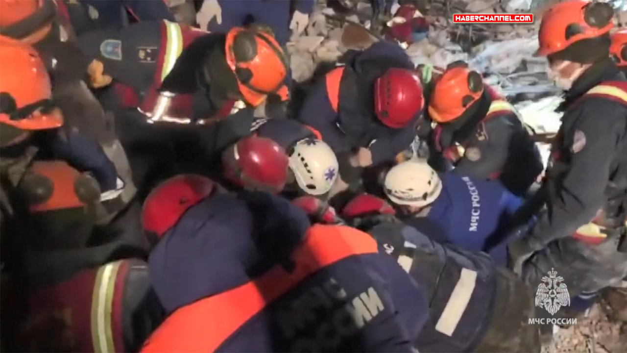 Rus ekipler, 160’ıncı saatte enkazdan bir kişiyi kurtardı...