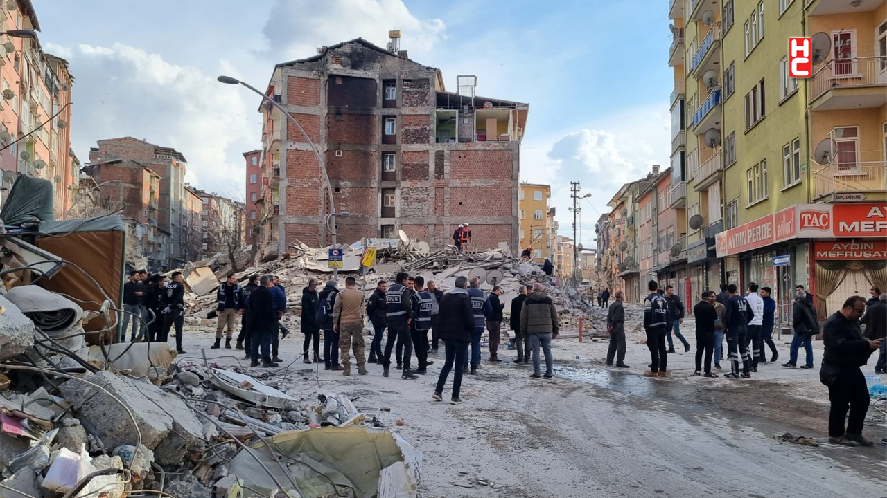 Malatya'da ağır hasarlı 5 katlı bina çöktü...