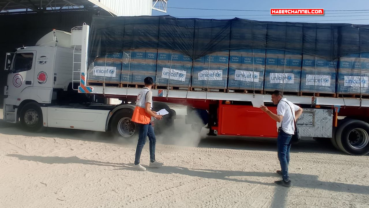 Filistin Kızılayı, yardım malzemesi yüklü 55 kamyonu daha teslim aldı...