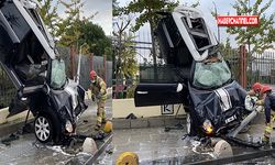 Kadıköy'de kaza yapan otomobil demir parmaklıklarda askıda kaldı