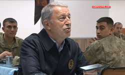 Savunma Bakanı Akar, Dağlıca'da Mehmetçik ile bayramlaştı