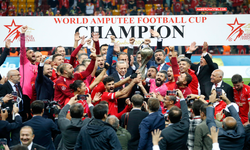 Ampute Futbol Milli Takımı, kupasını Cumhurbaşkanı Erdoğan'ın elinden aldı...