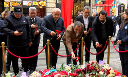 Alevi Dernekleri üyeleri saldırı noktasına karanfil bıraktı...