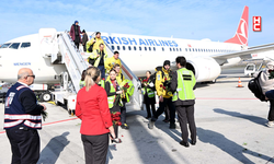 Alman arama-kurtarma ekibi İstanbul'da çiçeklerle karşılandı...