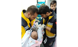 Annesinin emzirerek hayatta tuttuğu bebek, 62 saat sonra enkazdan çıkarıldı...