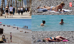 Antalya'da dünkü fırtına sonrası sahil doldu; denize de girdiler...