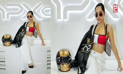 Becky G, Miami Grand Prix sırasında, Tommy Hilfiger APXGP koleksiyondan parçalar giydi