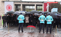 Numan Kurtulmuş, TBMM'deki Atatürk Anıtı'na çelenk bıraktı