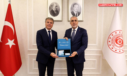 Bakan Işıkhan, Renault Group Türkiye CEO'su Lionel Jaillet'e Turkuaz Kart'ı teslim etti