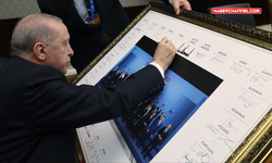 Cumhurbaşkanı Erdoğan, NATO Zirvesi'ne katılan liderlerin imzaladığı tabloya imzasını attı