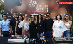 'Aşk Tesadüfleri Sever 3’ün ekibi çekimlerin bitmesini pasta keserek kutladı