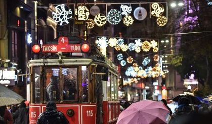 İstiklal Caddesi ile Taksim Meydanı, yeni yıl için ışıl ışıl süslendi