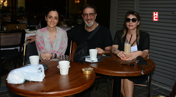 Cem Özer, eşi Pınar Dura ve kızı Cemre ile yemekte
