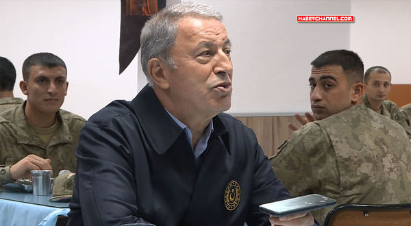 Savunma Bakanı Akar, Dağlıca'da Mehmetçik ile bayramlaştı