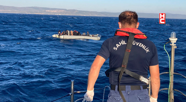 Yunanistan'ın ittiği lastik bottaki 49 göçmen kurtarıldı!..