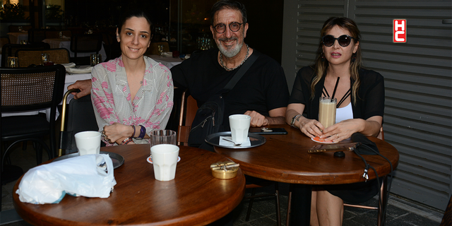 Cem Özer, eşi Pınar Dura ve kızı Cemre ile yemekte