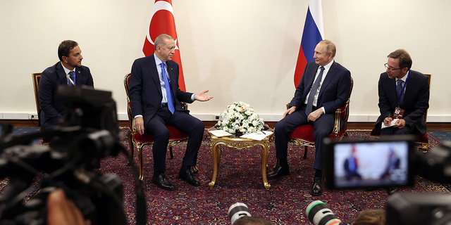 Cumhurbaşkanı Recep Tayyip Erdoğan ve Rusya Devlet Başkanı Vladamir Putin'in ikili görüşmesi başladı.