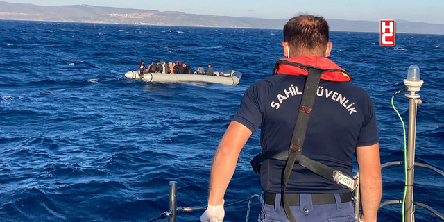 Yunanistan'ın ittiği lastik bottaki 49 göçmen kurtarıldı!..