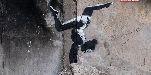 Ünlü duvar ressamı Banksy’nin son eseri, Ukrayna’da bombalanan bir binada ortaya çıktı!
