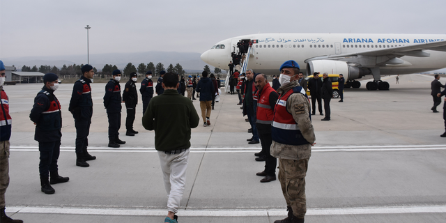Afganistan uyruklu 227 kaçak göçmen uçakla ülkelerine gönderildi...