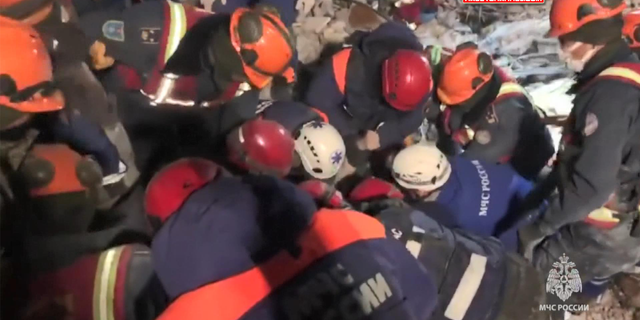 Rus ekipler, 160’ıncı saatte enkazdan bir kişiyi kurtardı...
