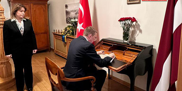 Letonya Dışişleri Bakanı Rinkevics, Türkiye’nin Riga Büyükelçiliği’ndeki taziye defterini imzaladı