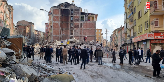 Malatya'da ağır hasarlı 5 katlı bina çöktü...