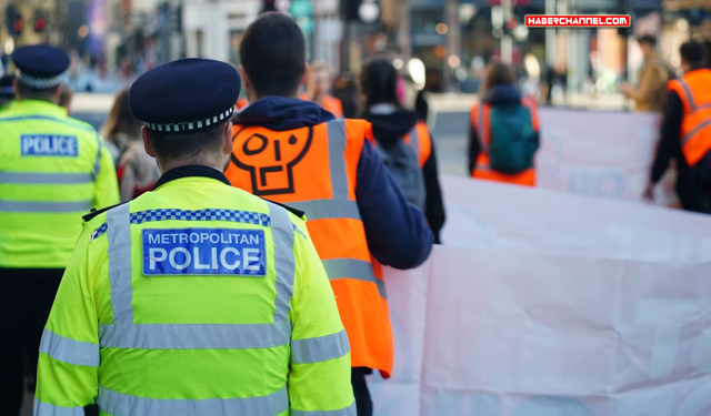 İsrailli esirlerin posterini indiren iki İngiliz polisiyle ilgili açıklama...