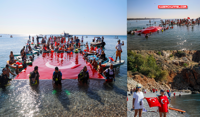 Antalya'da 'Cumhuriyet Bayramı' coşkusu denize taşındı...