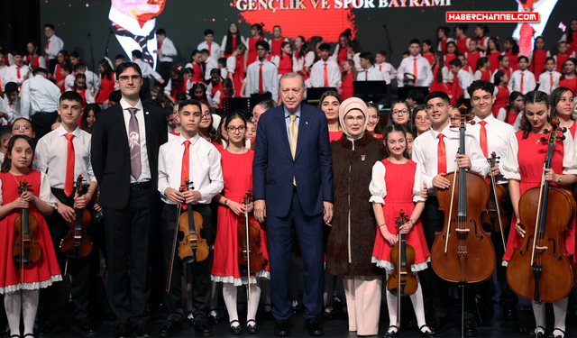 Cumhurbaşkanı Erdoğan ve eşi Emine Erdoğan, Cumhurbaşkanlığı Çocuk Orkestrası ve Korosu konserine katıldı