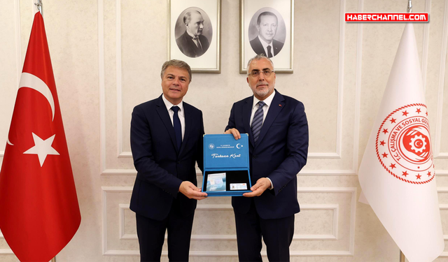Bakan Işıkhan, Renault Group Türkiye CEO'su Lionel Jaillet'e Turkuaz Kart'ı teslim etti