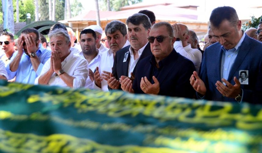 SERDAR ADALI, ANNESİ ÖZEN ADALI'YI SON YOLCULUĞUNA UĞURLADI (FOTOĞRAFLAR)