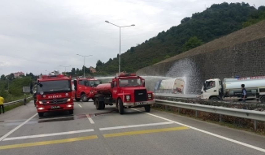 TANKER DUVARA ÇARPTI; KARADENİZ SAHİL YOLU KAPATILDI