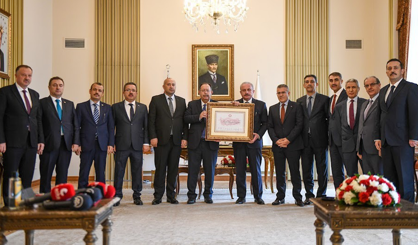 YSK Başkanı Yener, Cumhurbaşkanı mazbatasını TBMM Başkanı Şentop'a teslim etti...