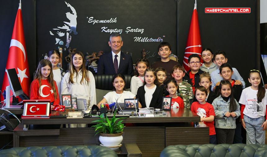 Özgür Özel, koltuğunu 5'inci sınıf öğrencisi Elisa'ya devretti