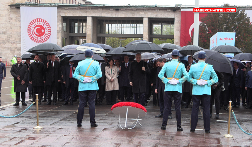 Numan Kurtulmuş, TBMM'deki Atatürk Anıtı'na çelenk bıraktı