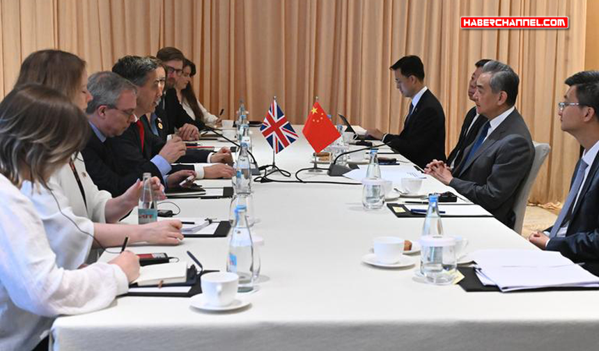 Çin ve İngiltere dışişleri bakanları Manila’da bir araya geldi