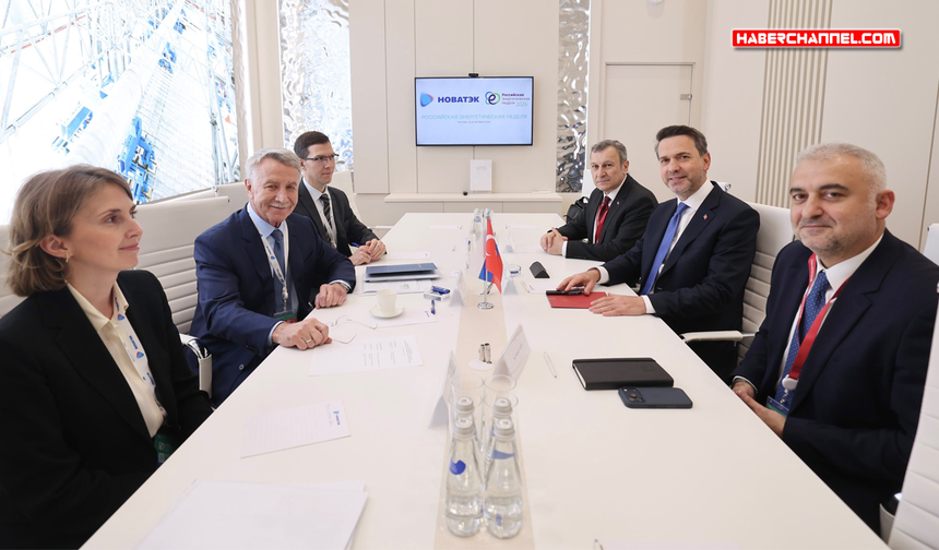 Bakan Alparslan Bayraktar, Moskova'da Leonid Mikhelson ile görüştü
