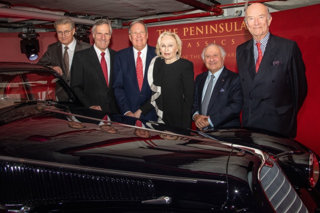 THE OWNERS OF THE WINNING CAR DAVID AND GINNY SYDORICK WITH THE PENINSULA CLASSICS BEST AWARD FOUNDERS