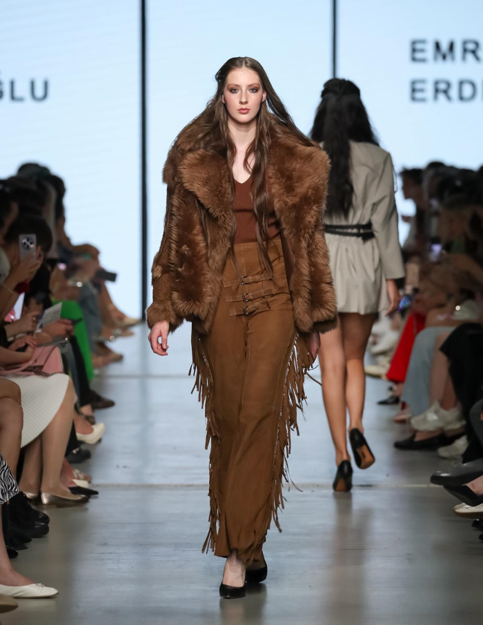 1756803668 D E F I L E 16