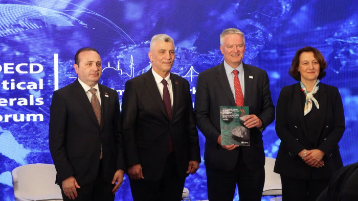 B A K A N B O L A T K R I T I K M A D E N L E R E C O K B U Y U K 1282460 381568