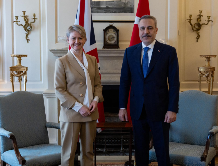 T U R K I Y E I N G I L T E R E A R A S I N D A S T R A T E J I K O R T 1275573 379606