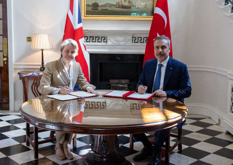 T U R K I Y E I N G I L T E R E A R A S I N D A S T R A T E J I K O R T 1275576 379606